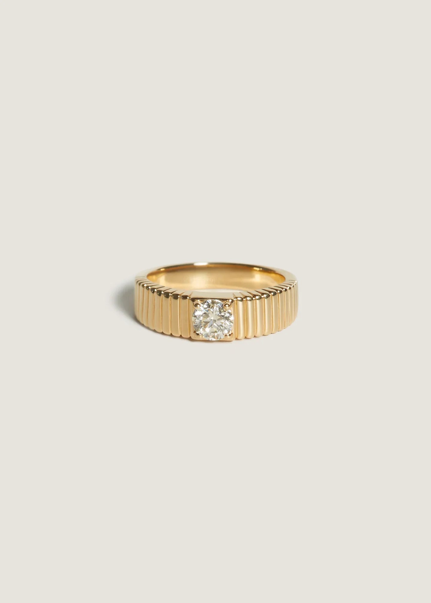Solis Ribbed Ring Round Diamond