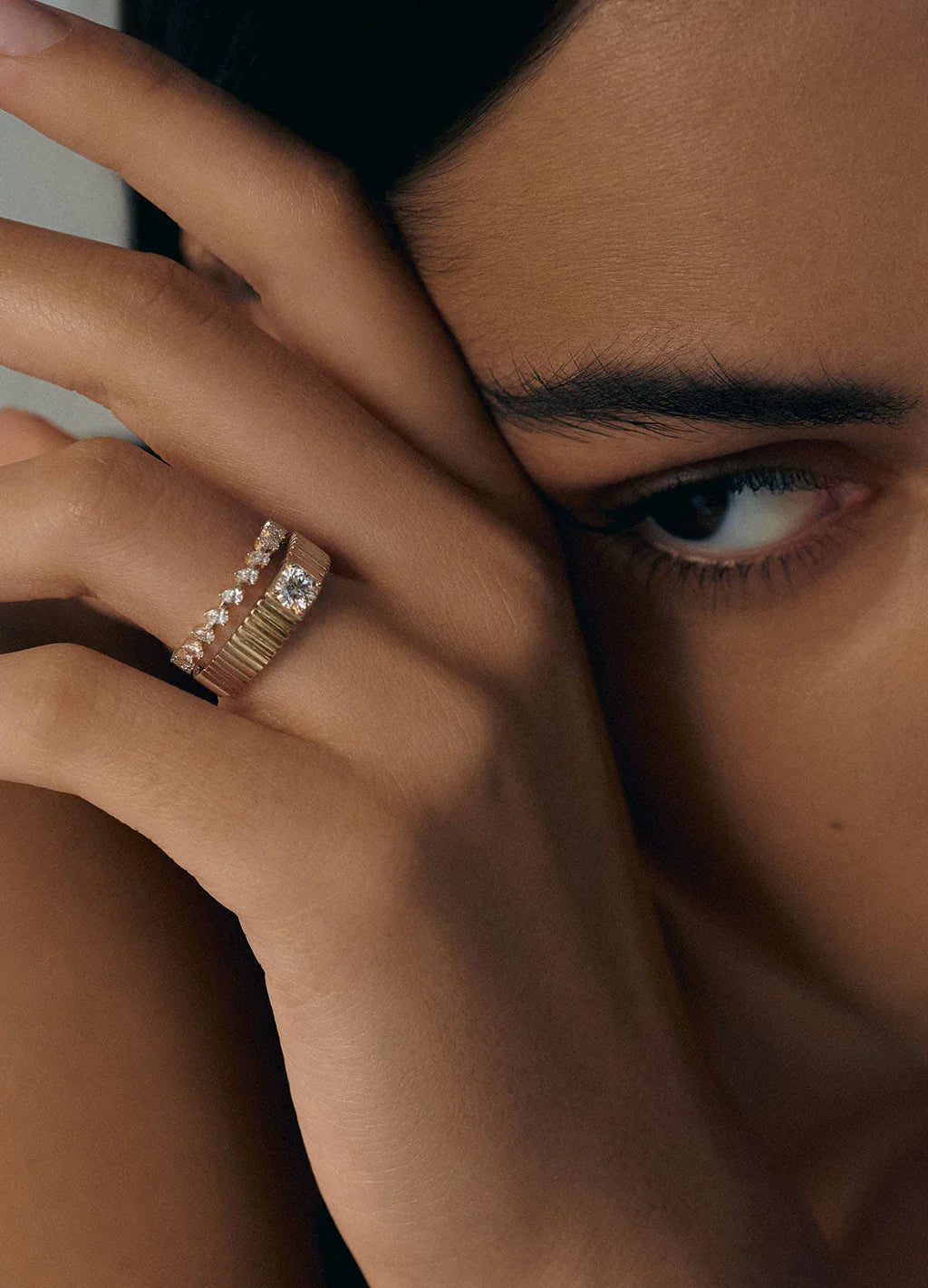 Solis Ribbed Ring Round Diamond