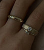 Solis Ribbed Ring Round Diamond
