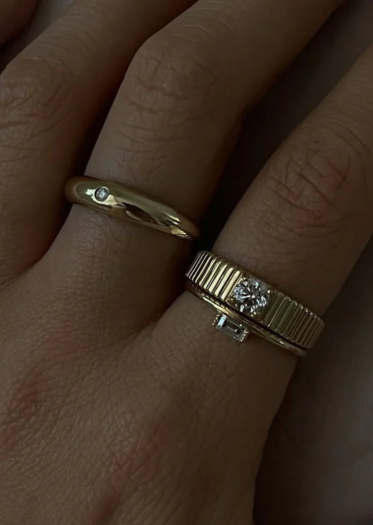 Solis Ribbed Ring Round Diamond